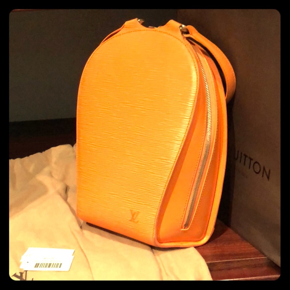 Louis Vuitton Eli bag-pack. With duster and bag.